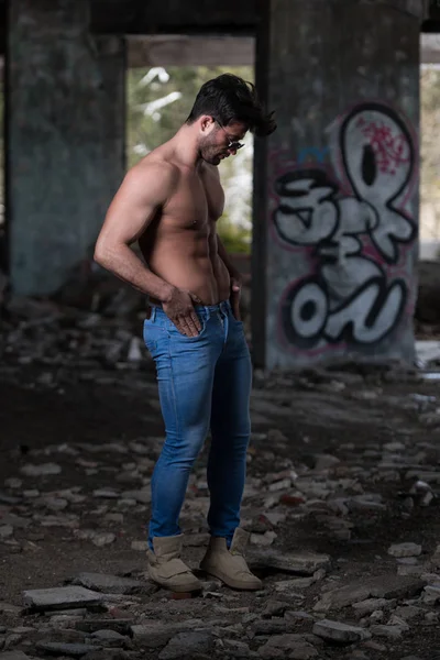 Ritratto Giovane Uomo Forma Fisica Che Mostra Suo Corpo Ben — Foto Stock