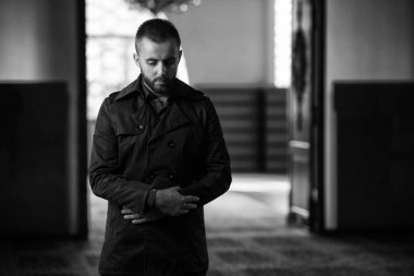 Genç Müslüman adam geleneksel dua Tanrı Allah için yapma