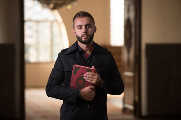 Adult Muslim Man Reading Koran Mosque — Stock Photo, Image