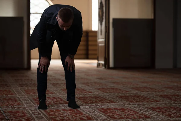 Humilde Muçulmano Homem Está Orando Mesquita — Fotografia de Stock