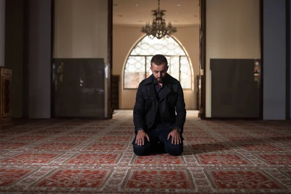 Adulto Muçulmano Homem Está Orando Mesquita — Fotografia de Stock