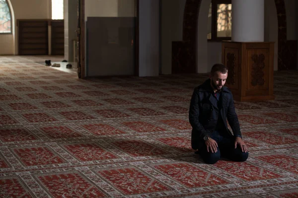 Humilde Muçulmano Homem Está Orando Mesquita — Fotografia de Stock