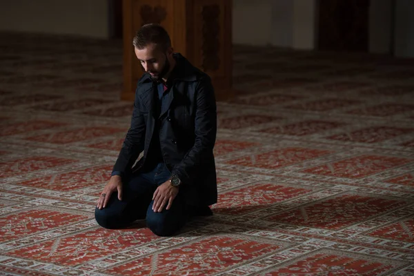 Hombre Musulmán Adulto Reza Mezquita — Foto de Stock