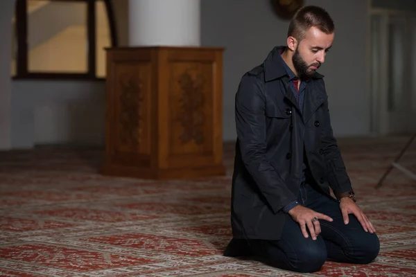 Humble Musulman Prie Dans Mosquée — Photo