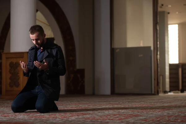 Humble Muslim Man Praying Mosque — Stok Foto