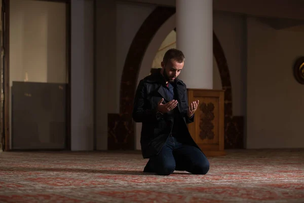 Adulto Muçulmano Homem Está Orando Mesquita — Fotografia de Stock