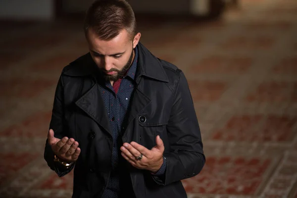 Demütiger Muslimischer Mann Betet Der Moschee — Stockfoto