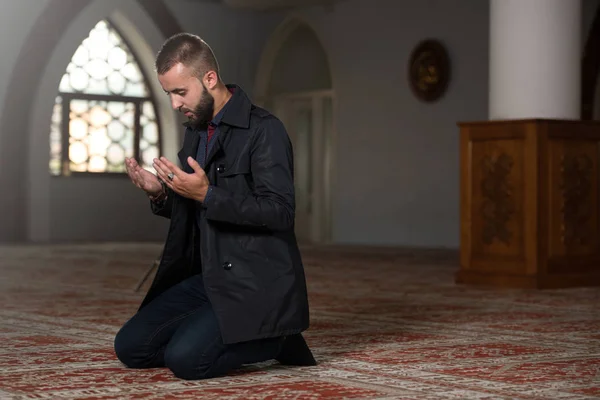 Moslim Jongeman Maken Van Traditionele Gebed Aan God Allah — Stockfoto