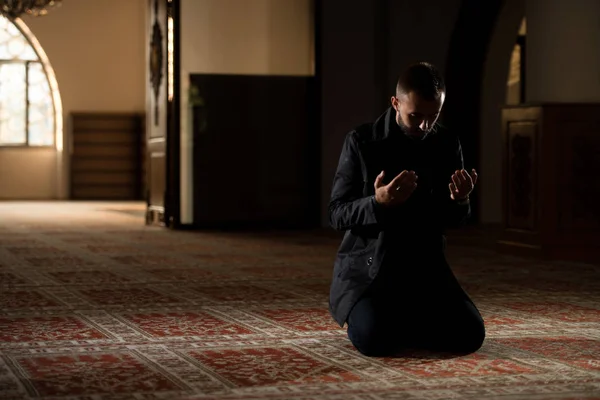 Adulto Muçulmano Homem Está Orando Mesquita — Fotografia de Stock