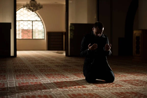Junger Muslimischer Mann Betet Traditionell Gott Allah — Stockfoto