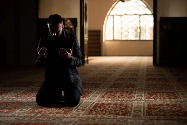 Взрослый Мусульманин Молится Мечети — стоковое фото