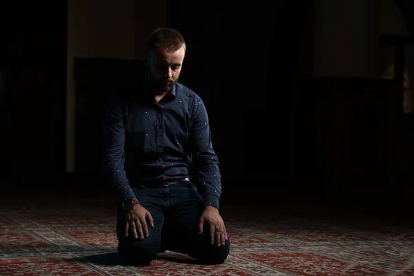 Humilde Muçulmano Homem Está Orando Mesquita — Fotografia de Stock