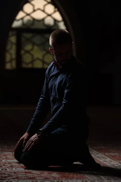 若いイスラム教徒の男性神アッラーに伝統的な祈りを作る — ストック写真