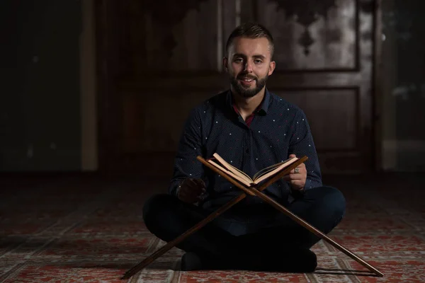 Adult Muslim Man Reading Koran Mosque — Stock Photo, Image