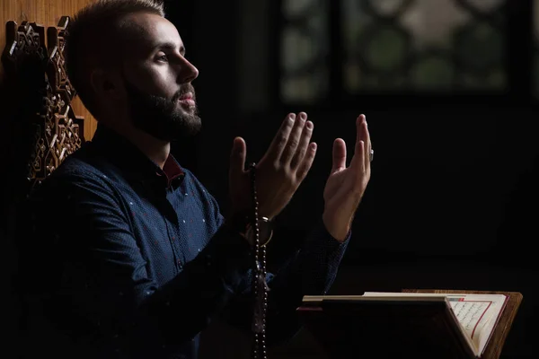 Humilde Muçulmano Homem Está Lendo Alcorão Mesquita — Fotografia de Stock