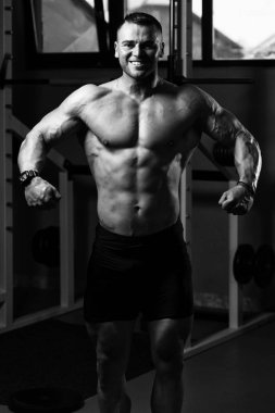 Spor Salonunda Güçlü Duran Genç Adam - Kas Atletik Vücut Geliştirici Spor Sonrası Spor Pozisyonu