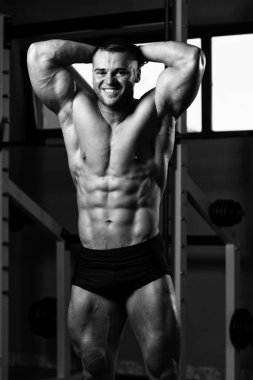 Spor Salonunda Güçlü Duran Genç Adam - Kas Atletik Vücut Geliştirici Spor Sonrası Spor Pozisyonu