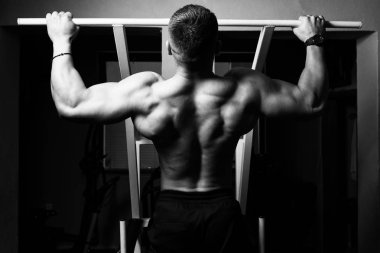 Makinanın Geri Dönüşü İçin Ağır Ağırlık Egzersizi Yapan Yakışıklı Sporcu