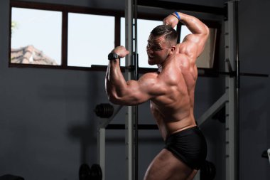 Spor Salonunda Güçlü Duran Genç Adam - Kas Atletik Vücut Geliştirici Spor Sonrası Spor Pozisyonu