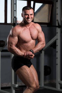 Spor Salonunda Güçlü Duran Genç Adam - Kas Atletik Vücut Geliştirici Spor Sonrası Spor Pozisyonu