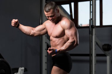 Spor Salonunda Güçlü Duran Genç Adam - Kas Atletik Vücut Geliştirici Spor Sonrası Spor Pozisyonu