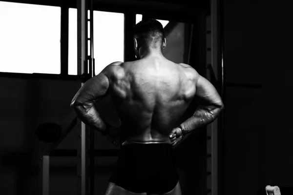 Retrato Joven Hombre Físicamente Forma Que Muestra Cuerpo Bien Entrenado —  Fotos de Stock