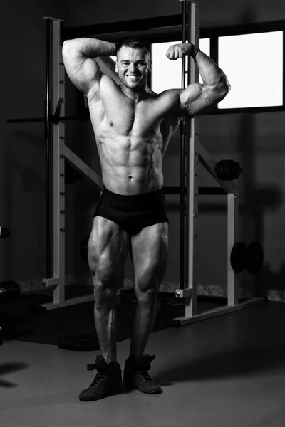 Retrato Joven Hombre Físicamente Forma Que Muestra Cuerpo Bien Entrenado —  Fotos de Stock