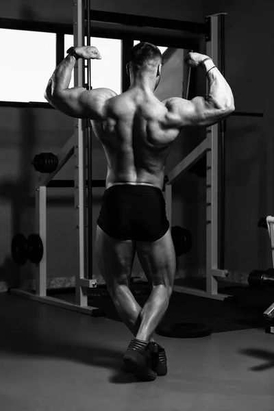 Hombre Joven Guapo Pie Fuerte Gimnasio Músculos Flexión Muscular Atlético —  Fotos de Stock