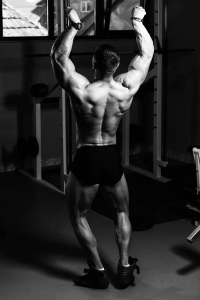 Jeune Homme Debout Fort Dans Gymnase Les Muscles Flexibles Musclé — Photo
