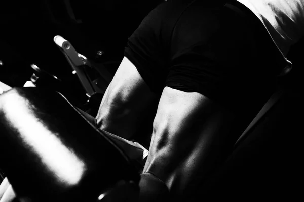 Strong Man Gym Exercising Quadriceps Glutes Machine Muscular Athletic Bodybuilder — Stock Photo, Image