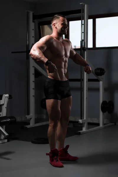 Retrato Joven Hombre Físicamente Forma Que Muestra Cuerpo Bien Entrenado — Foto de Stock