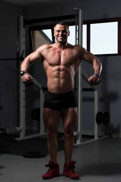 Young Man Standing Strong Gym Flexing Muscles Muskelatletisk Kroppsbyggare Fitness — Stockfoto