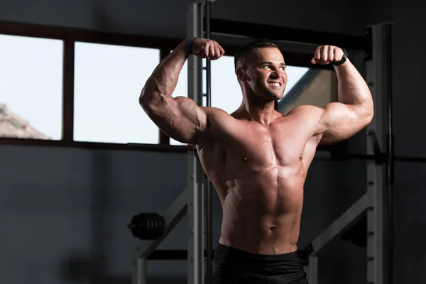 Jeune Homme Debout Fort Dans Gymnase Les Muscles Flexibles Musclé — Photo