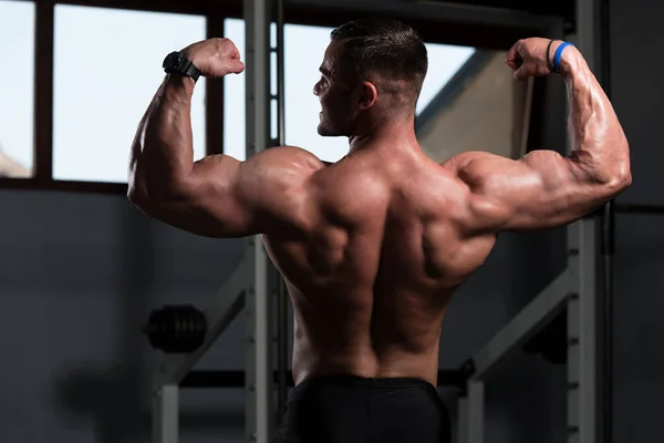 Jeune Homme Debout Fort Dans Gymnase Les Muscles Flexibles Musclé — Photo