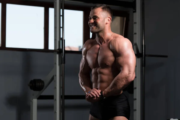 Hombre Joven Pie Fuerte Gimnasio Músculos Flexionantes Muscular Atlético Culturista —  Fotos de Stock