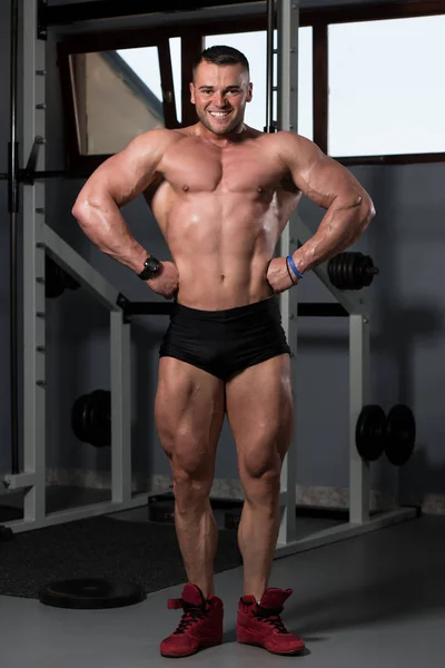 Retrato Jovem Fisicamente Apto Homem Mostrando Seu Corpo Bem Treinado — Fotografia de Stock