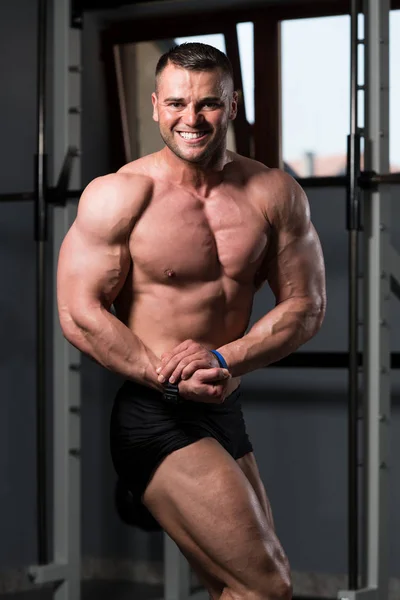 Young Man Standing Strong Gym Flexing Muscles Muskelatletisk Kroppsbyggare Fitness — Stockfoto