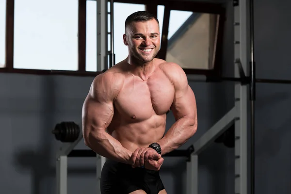 Retrato Joven Hombre Físicamente Forma Que Muestra Cuerpo Bien Entrenado —  Fotos de Stock