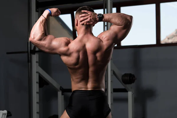 신체적으로 훈련을 남자의 초상화 근육질 보디빌더 Fitness Model Posing Exercises — 스톡 사진