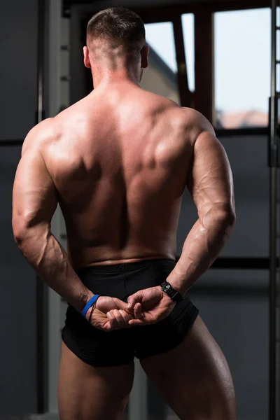 체육관과 근육질 근육질 보디빌더 운동을 움직이는 — 스톡 사진