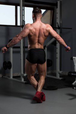 Spor Salonunda Güçlü Duran Genç Adam - Kas Atletik Vücut Geliştirici Spor Sonrası Spor Pozisyonu