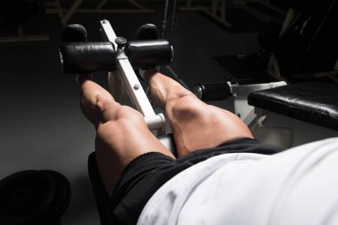 Bacak egzersizleri-bacak makine içinde jimnastik salonu ile yapan erkek kapatın