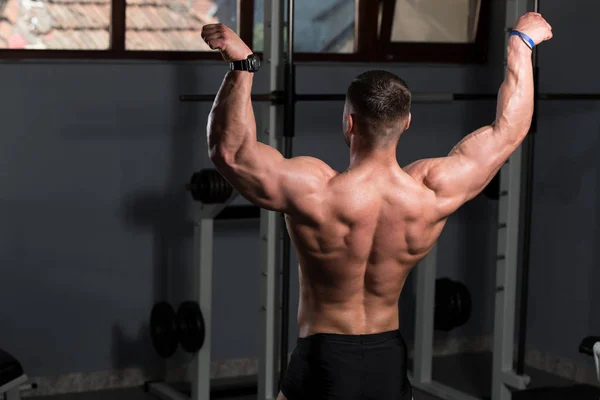 Retrato Jovem Fisicamente Apto Homem Mostrando Seu Corpo Bem Treinado — Fotografia de Stock