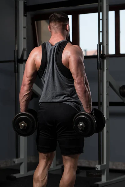 Porträtt Fysiskt Ung Man Som Håller Vikter Handen — Stockfoto