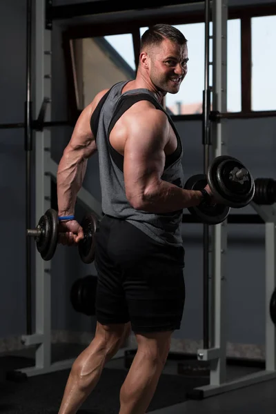 Atleta Ejercitando Bíceps Gimnasio Dumbbell Concentration Curls —  Fotos de Stock
