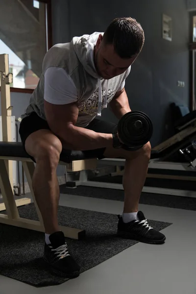 Homme Travaillant Biceps Dans Une Salle Gym Boucles Concentration Haltère — Photo