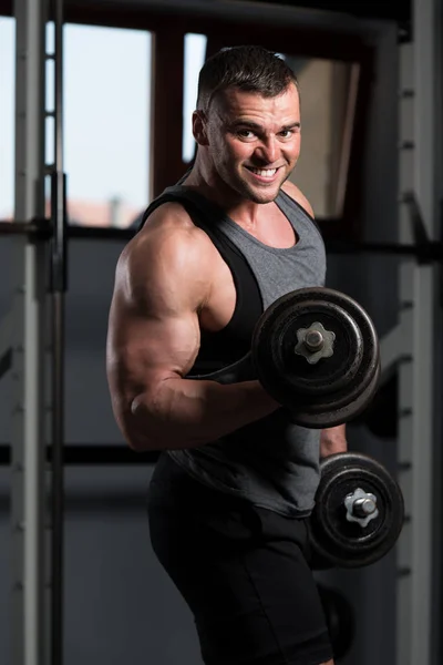 Sportoló Gyúrás Biceps Egy Tornateremben Dumbbell Koncentrációs Fürtök — Stock Fotó