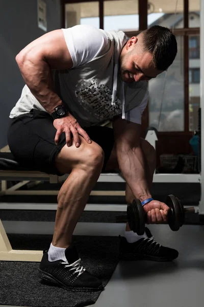 Hombre Ejercitando Bíceps Gimnasio Dumbbell Concentration Curls — Foto de Stock