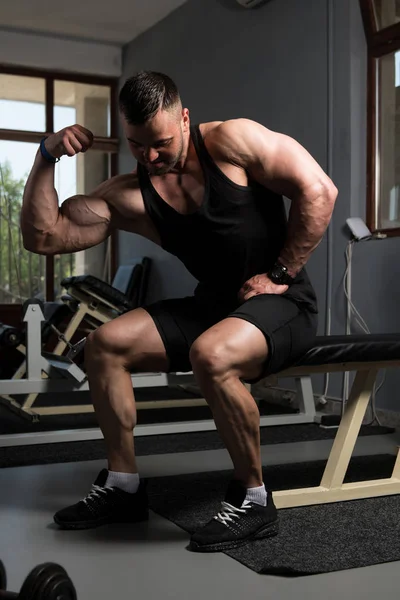 Hombre Joven Saludable Sentado Fuerte Gimnasio Músculos Flexionantes Muscular Atlético —  Fotos de Stock