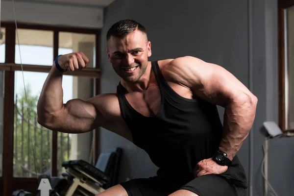 Bonito Homem Bonito Atraente Jovem Com Corpo Muscular Relaxante Ginásio — Fotografia de Stock